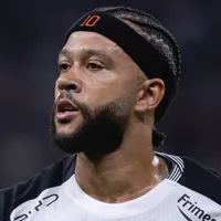 Depay usa celular em jogo do Corinthians para falar com a Seleção