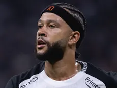 Depay usa celular em jogo do Corinthians para falar com a Seleção