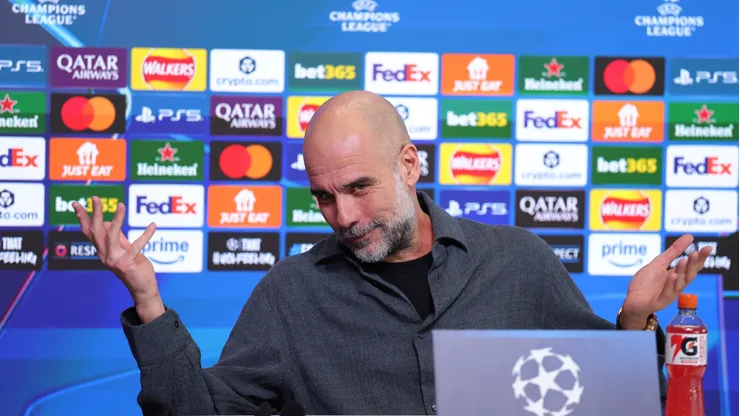 Pep Guardiola fala em entrevista coletiva no Manchester City (Alex Livesey/Getty Images)
