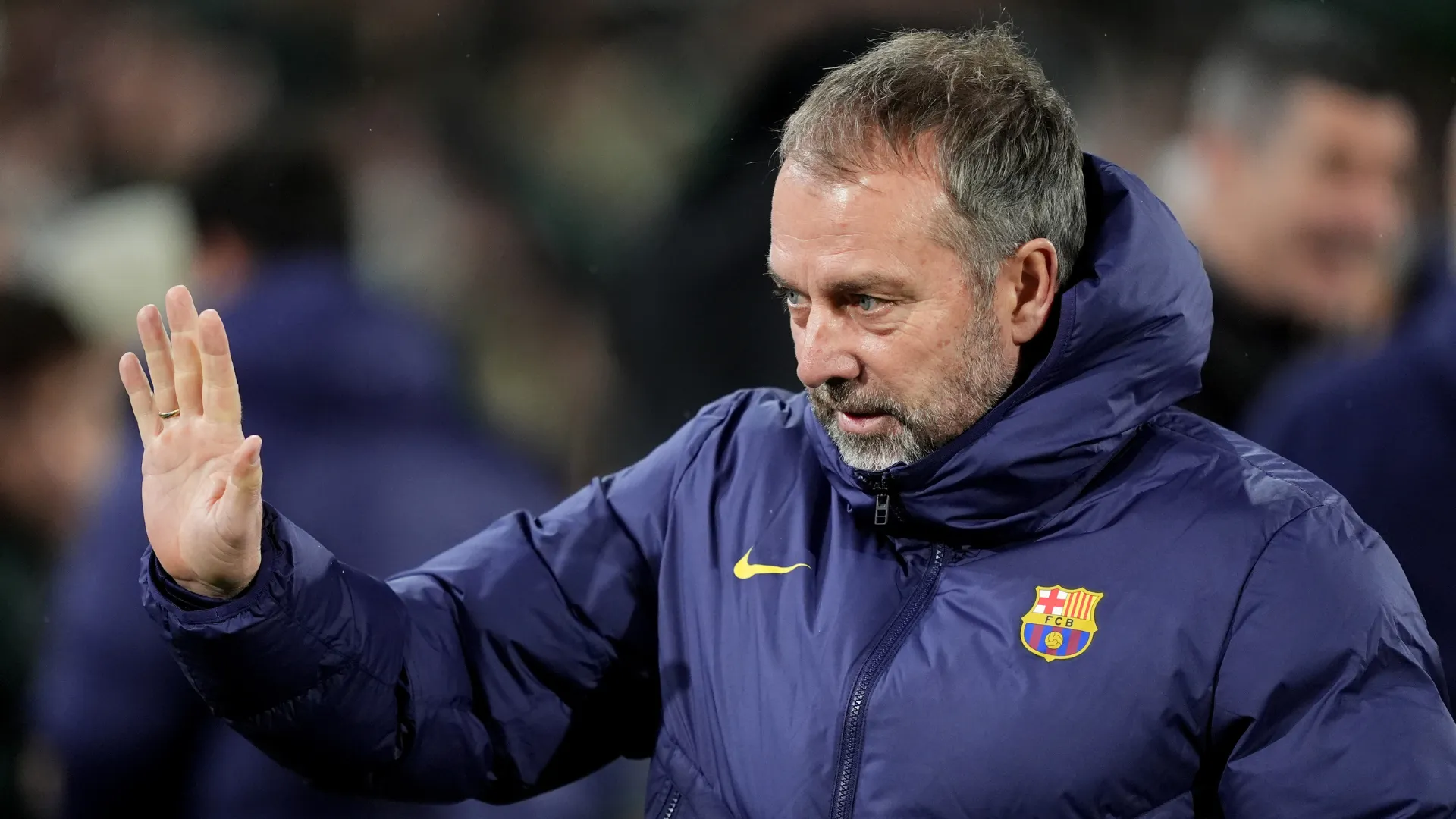 Hansi Flick faz sinal com a mão em jogo do Barcelona