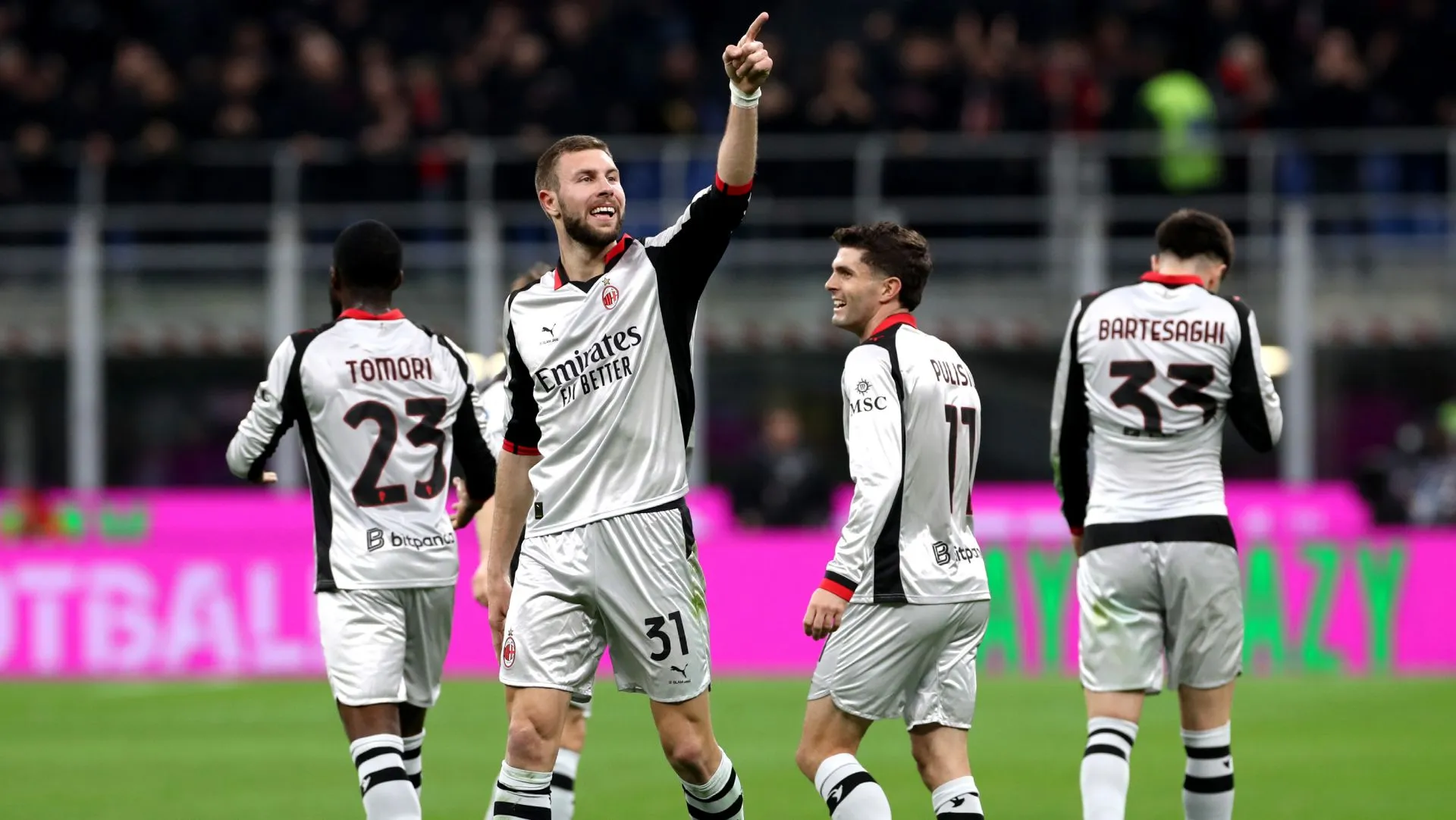 Strahinja Pavlovic, do Milan, comemora gol durante partida da Série A. Foto: Marco Luzzani/Getty Images