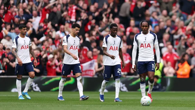 Jogadores do Tottenham desanimados após derrota na Premier League. Foto: Alex Pantling/Getty Images