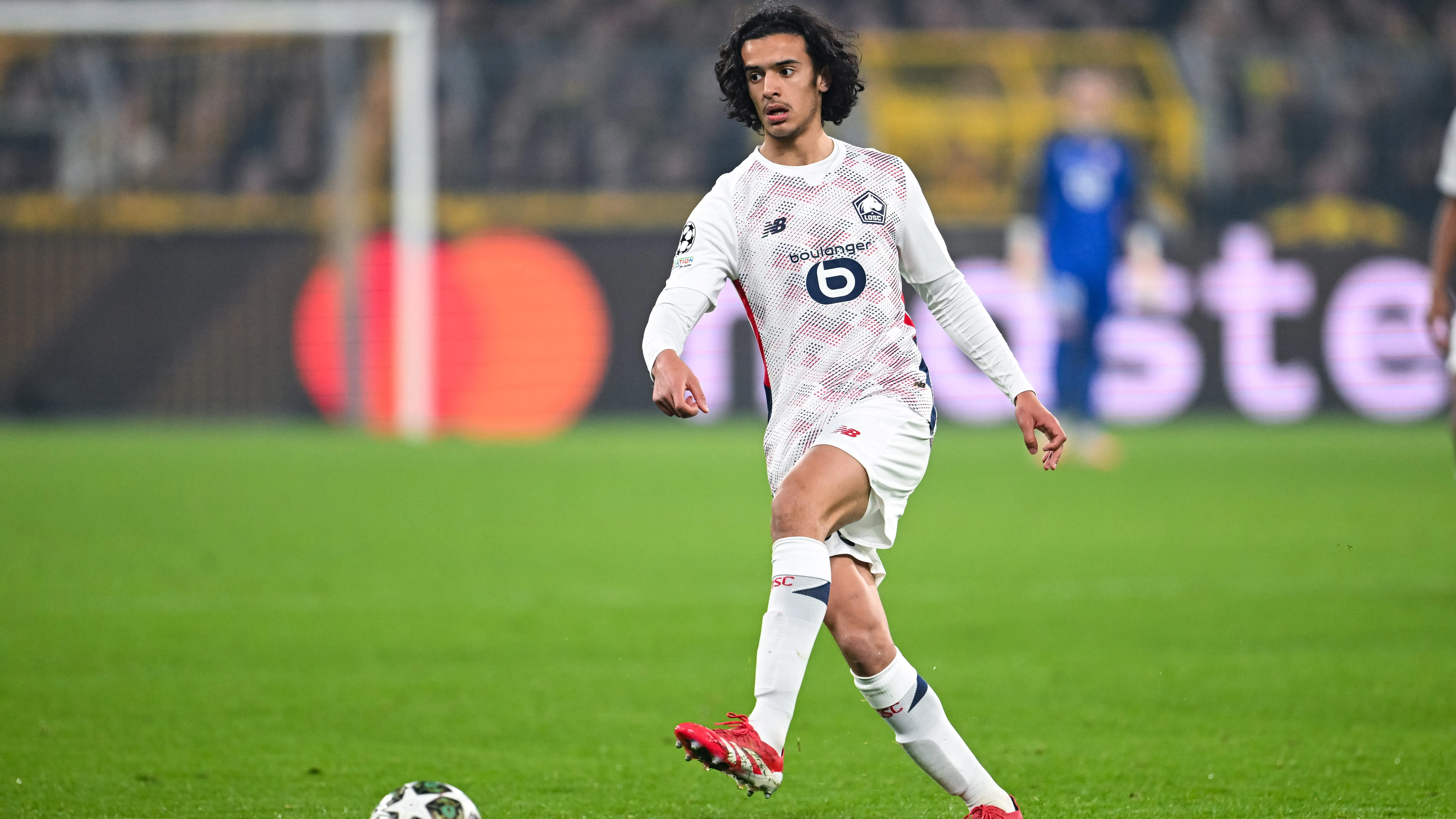 Ayyoub Bouaddi, alvo do Arsenal, em jogo da Champions League. Foto: Daniel Kopatsch/Getty Images