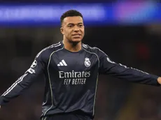 Mbappé critica falsas notícias e diz que joelho está 100%