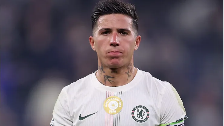 Enzo Fernández, capitão do Chelsea. (Photo by Alex Livesey/Getty Images)