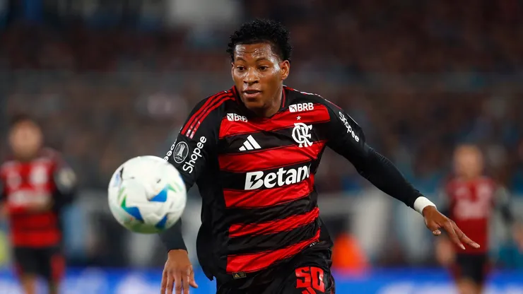 O atacante Plata em jogo do Flamengo (Marcos Brindicci/Getty Images)