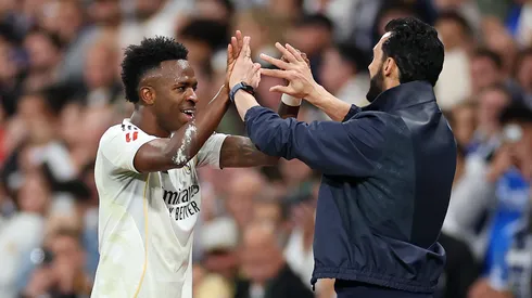 Arbeloa e Vini Jr. no Real Madrid. (Foto: Florencia Tan Jun/Getty Images)
