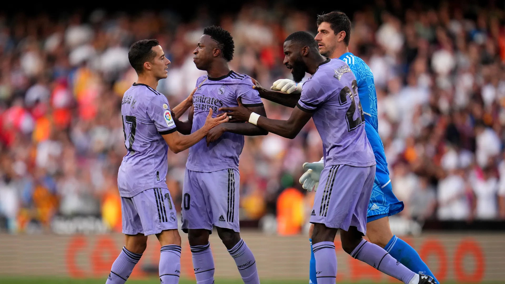 Vinicius Junior, Courtois e Rüdiger durante jogo do Real Madrid