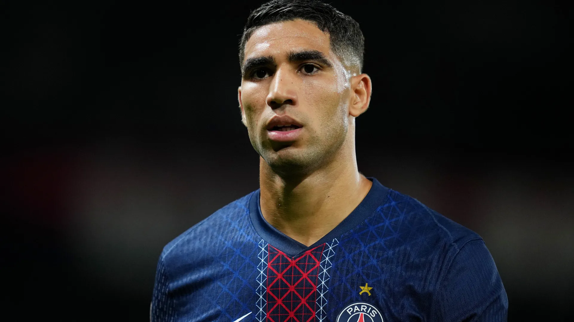 Hakimi aparece focado durante uma partida pelo PSG