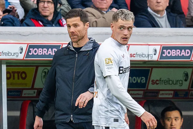 Xabi Alonso e Florian Wirtz pelo Bayer Leverkusen em 2025. Foto: IMAGO /&nbsp;Laci Perenyi