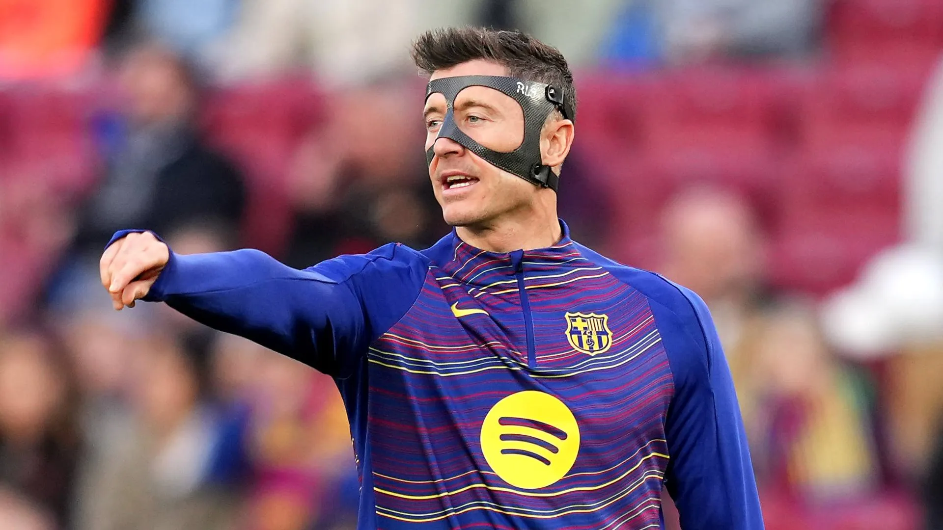 Lewandowski em jogo pelo Barcelona usando mascára de proteção facial