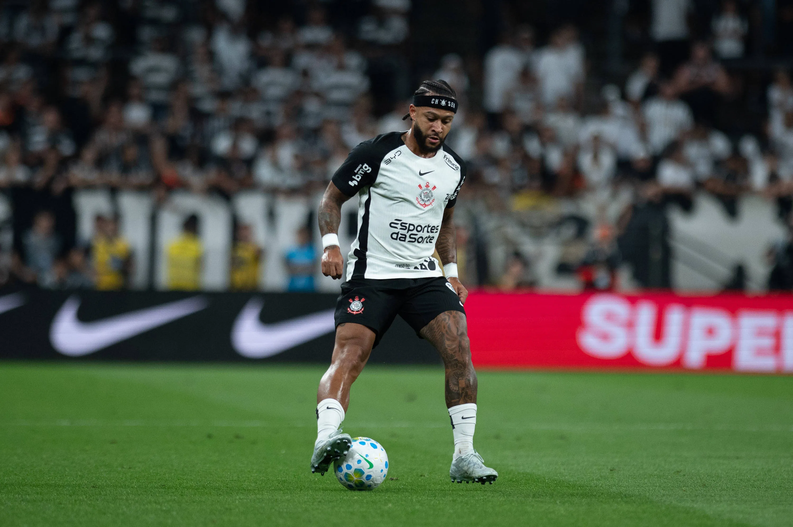 Memphis Depay sofre lesão contra o Flamengo, no último domingo (22) e é cortado da Seleção da Holanda. Foto: IMAGO /&nbsp;TheNews2