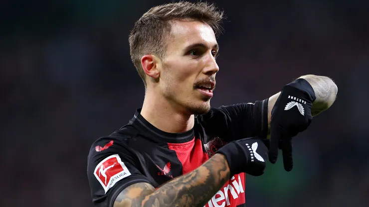 Grimaldo em campo com as cores do Bayer Leverkusen. Foto: Cathrin Mueller/Getty Images