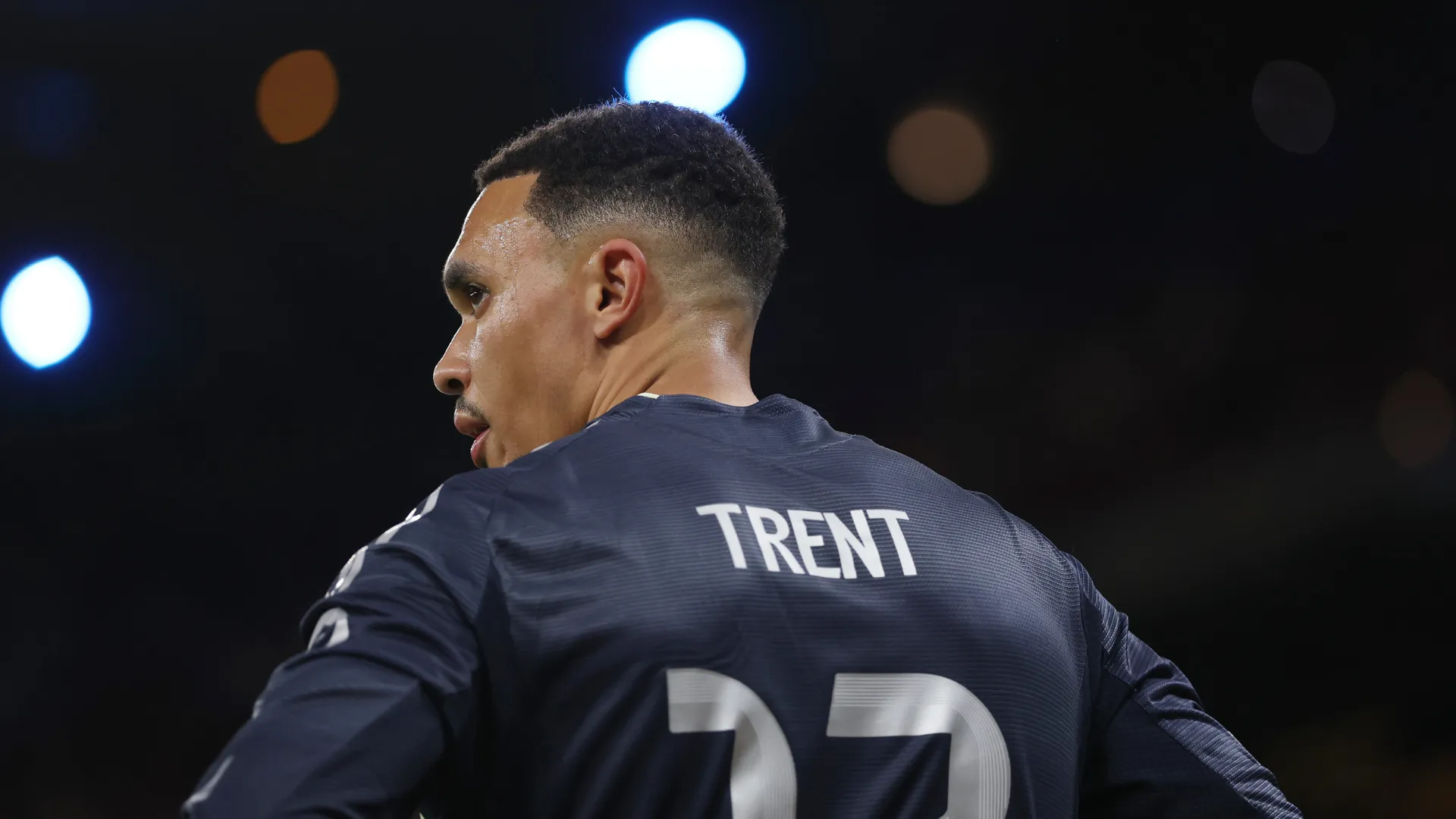 Trent Alexander-Arnold de costas durante partida do Real Madrid