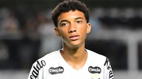 Robinho Júnior durante aquecimento pelo Santos. Foto: Jota Erre/AGIF
