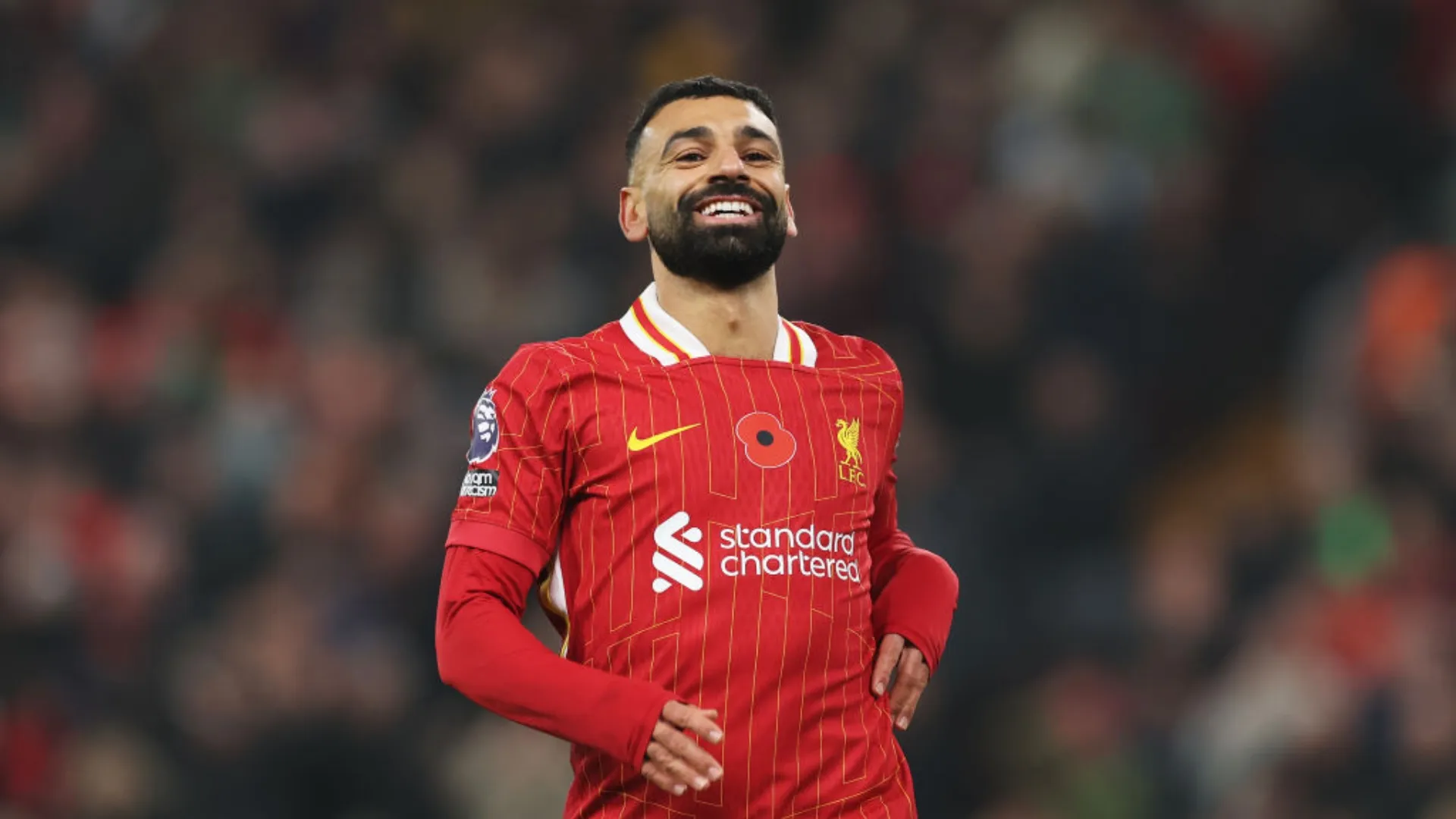 Mohamed Salah sorrindo durante jogo do Liverpool