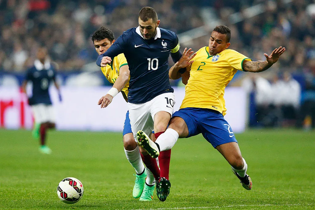 Karim Benzema em disputa com Danilo e Thiago Silva. (Photo by Dean Mouhtaropoulos/Getty Images)