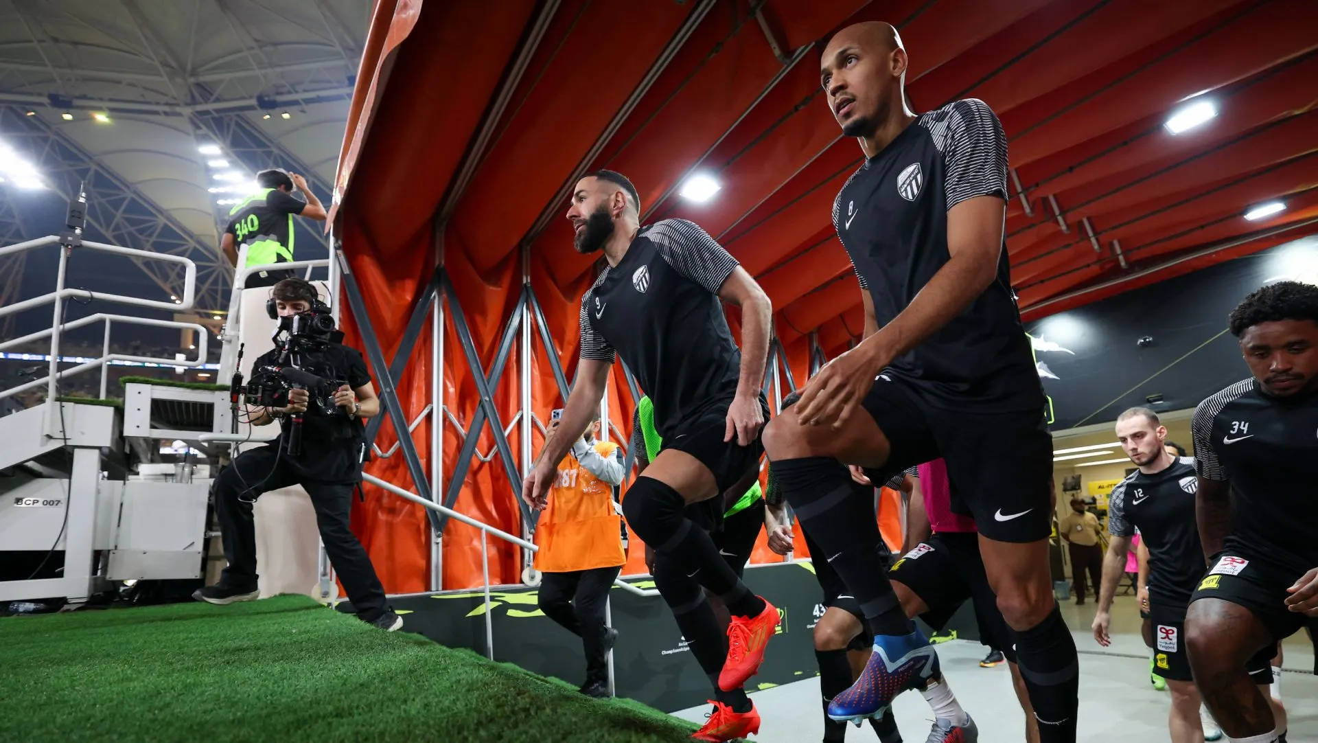 Benzema e Fabinho, no Al Ittihad, durante aquecimento da Saudi Pro League. Foto: Yasser Bakhsh/Getty Images
