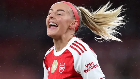 Chloe Kelly comemora gol pelo Arsenal. (Photo by Alex Pantling/Getty Images)
