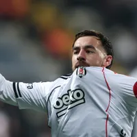 Manchester United mira Orkun Kökçü como substituto para Casemiro