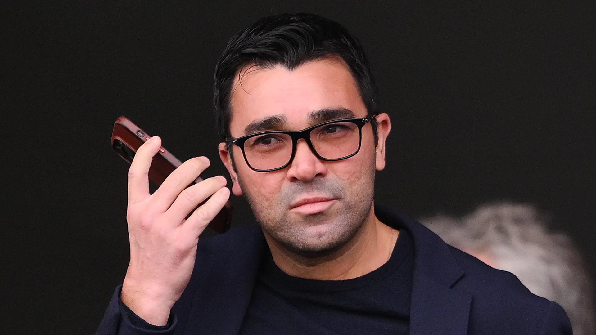 Deco, diretor do Barcelona, falando no telefone