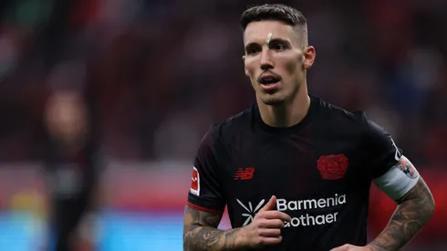 O lateral Álex Grimaldo em jogo do Bayer Leverkusen (Dean Mouhtaropoulos/Getty Images)