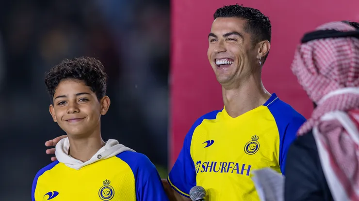 Cristiano Ronaldo e filho lado a lado. (Foto: Yasser Bakhsh/Getty Images)