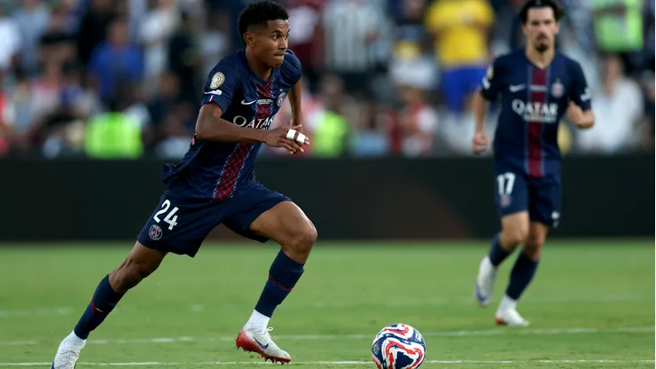 O meio-campista Mayulu em jogo do PSG (Harry How/Getty Images)