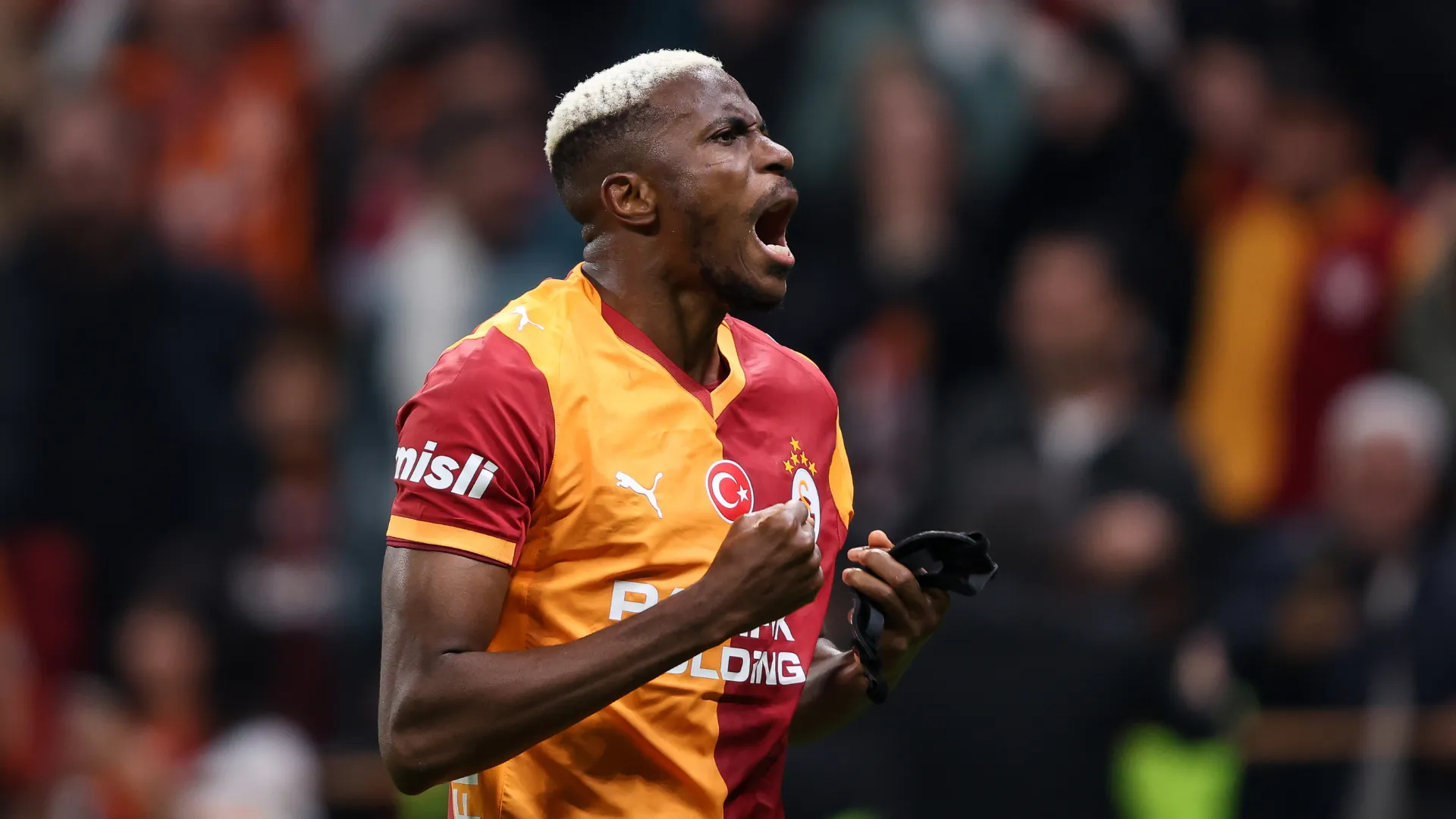 Victor Osimhen, alvo do Barcelona, comemora durante jogo do Galatasaray
