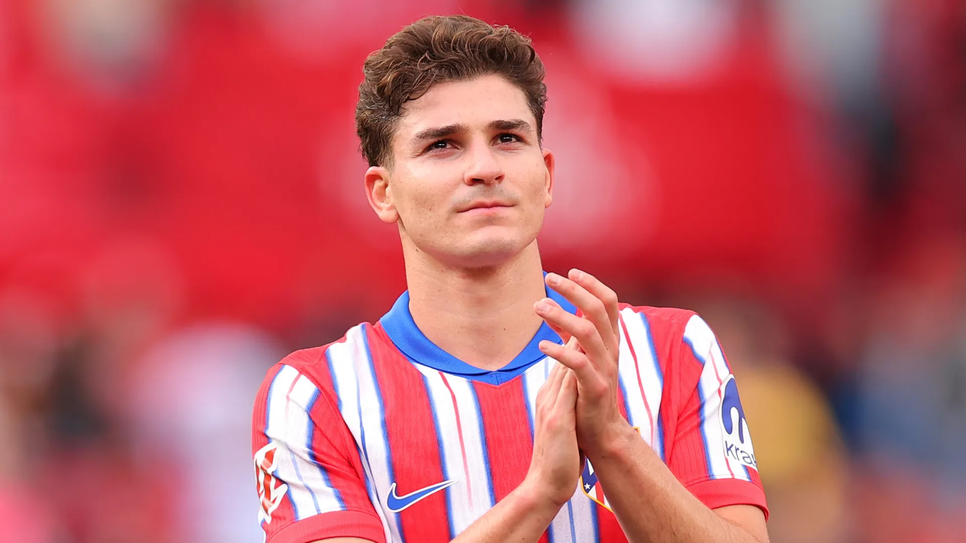 Julián Alvarez bate palmas em jogo do Atlético de Madrid