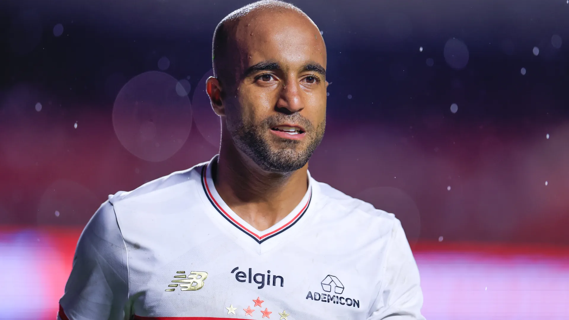 Lucas Moura aparece focado durante uma partida pelo São Paulo