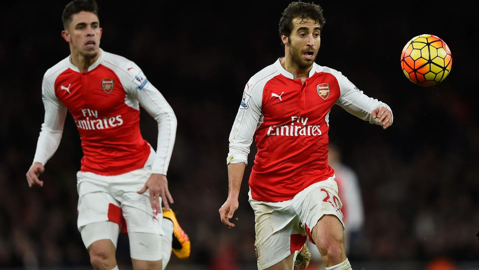 Mathieu Flamini, do Arsenal, conta com apoio de Gabriel durante partida da Barclays Premier League. Foto de Mike Hewitt/Getty Images