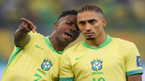 Vini e Raphinha em partida da Seleção Brasileira – Pedro Vilela/Getty Images