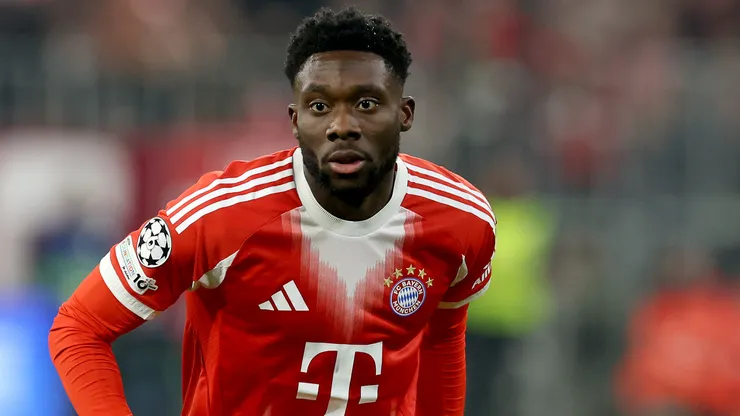 Alphonso Davies em campo pelo Bayern. Foto: Alexander Hassenstein/Getty Images