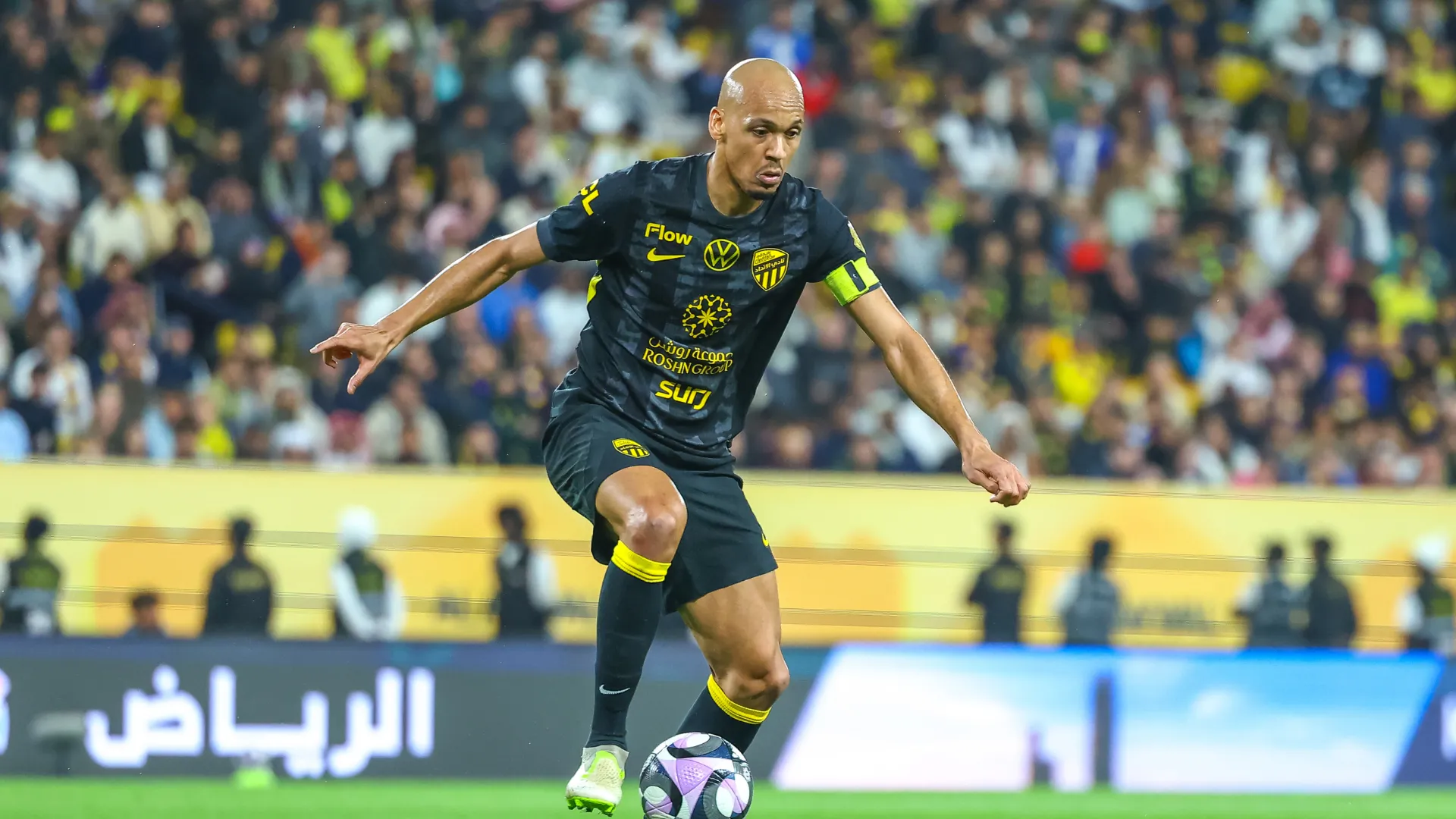 Fabinho com a bola durante partida do Al-Ittihad