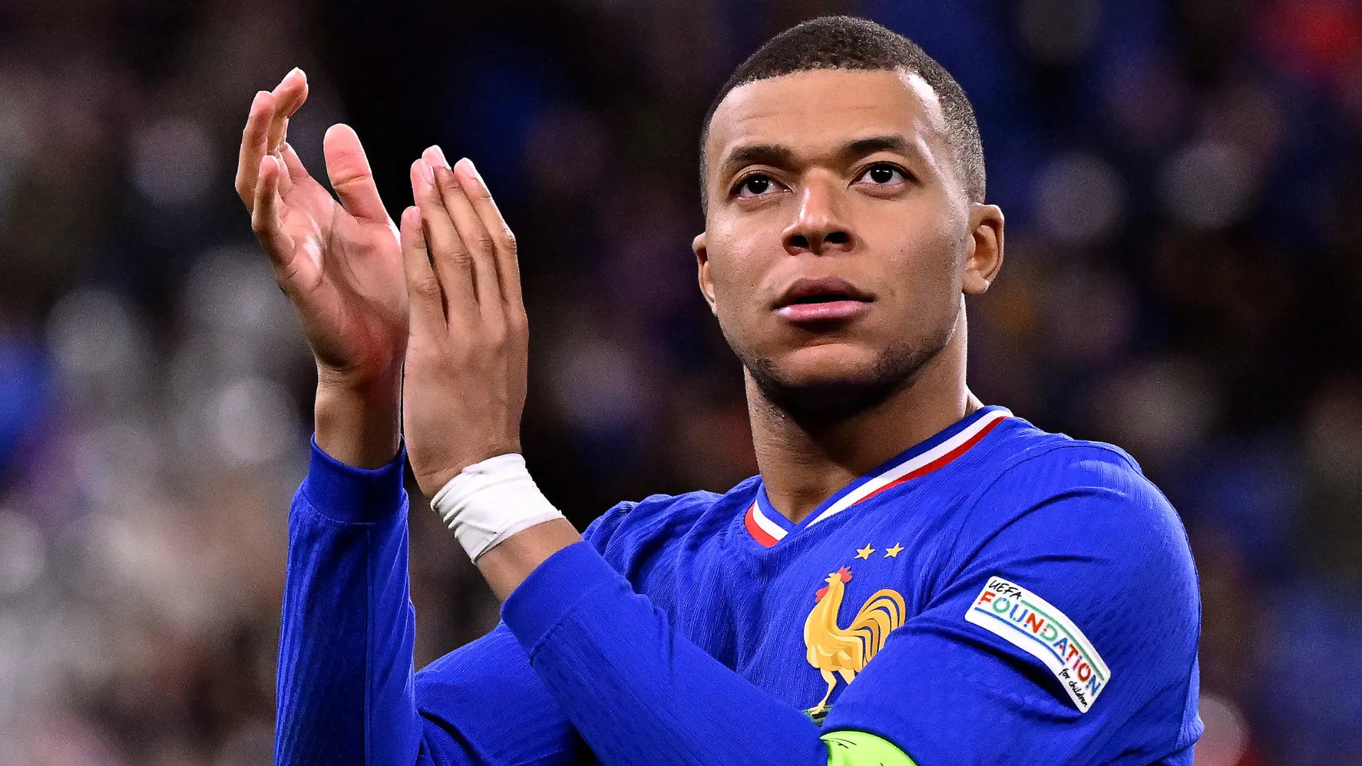 Kylian Mbappé bate palma em jogo da Seleção Francesa