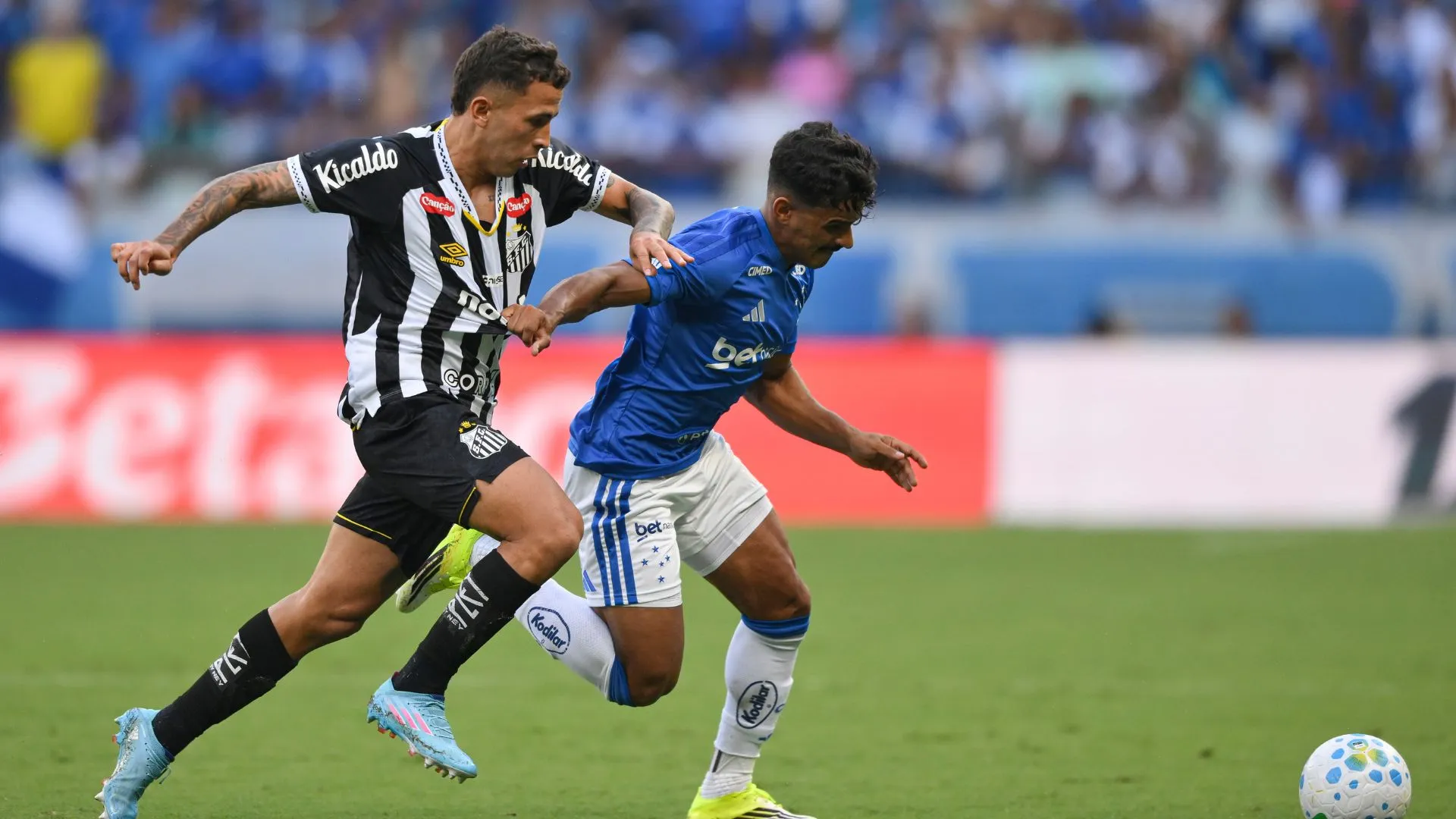 Lance de Kaiki em Cruzeiro x Santos (foto: Pedro Vilela/Getty Images)