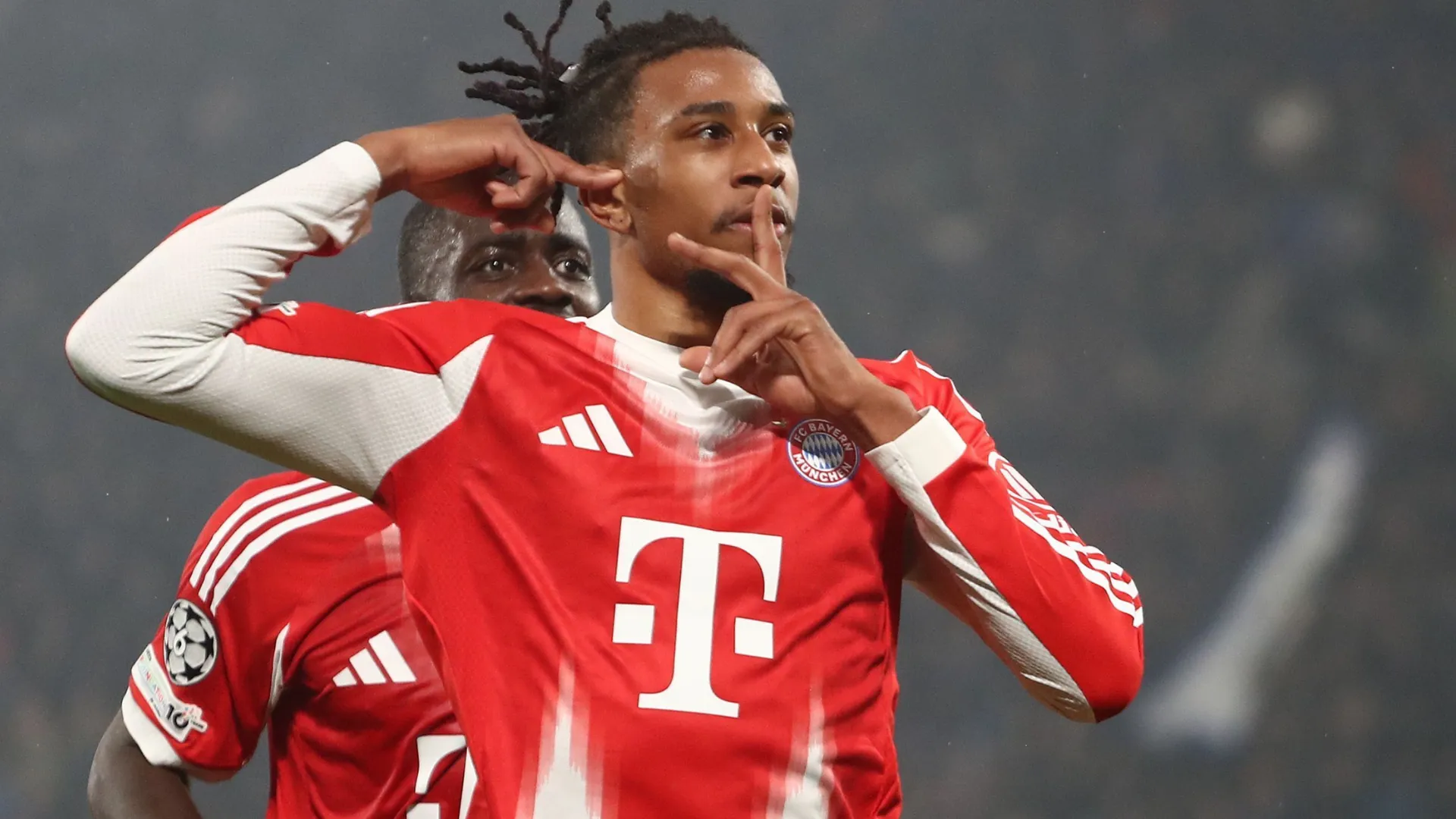 Michael Olise aparece comemorando um gol pelo Bayern