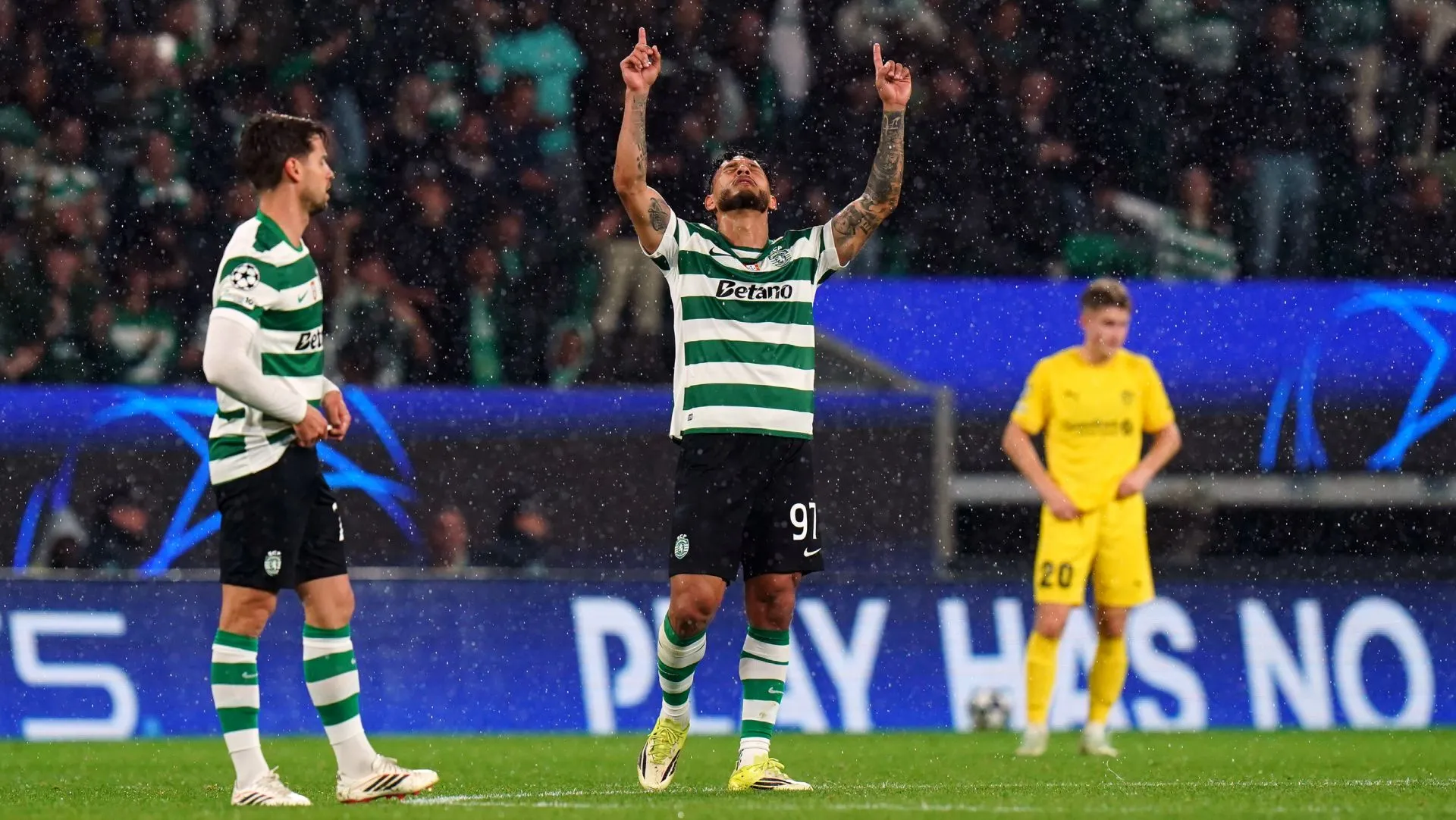 Luis Suarez, do Sporting, comemora gol durante partida da Champions League. Foto: Gualter Fatia/Getty Images