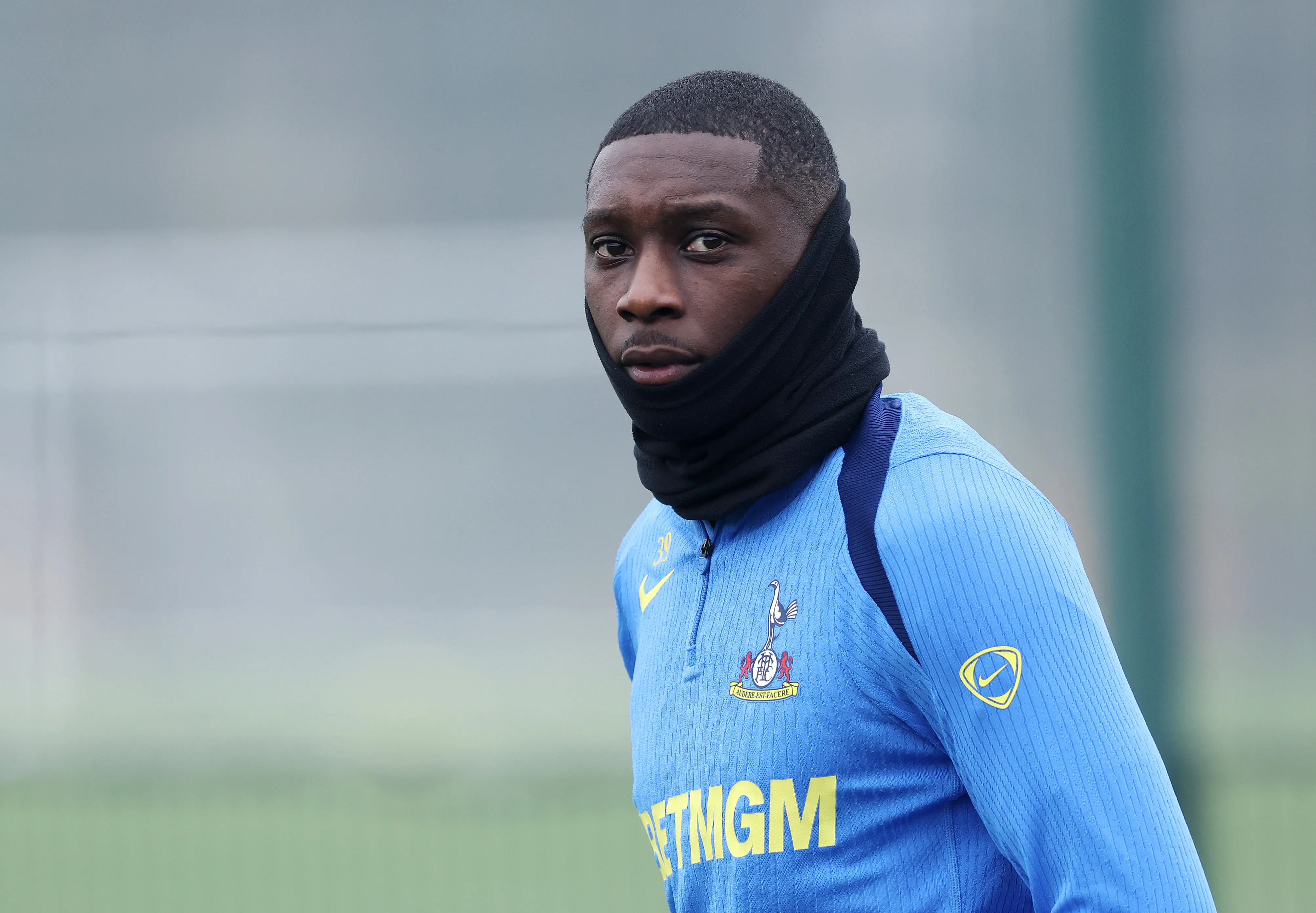 Randal Kolo Muani, do Tottenham Hotspur, observa durante um treino antes da partida de ida das oitavas de final da Liga dos Campeões da UEFA de 2025/26 entre Atlético de Madrid e Tottenham Hotspur. A foto foi tirada no Centro de Treinamento do Tottenham Hotspur, em Enfield, Inglaterra, no dia 9 de março de 2026. (Foto: Paul Harding/Getty Images)