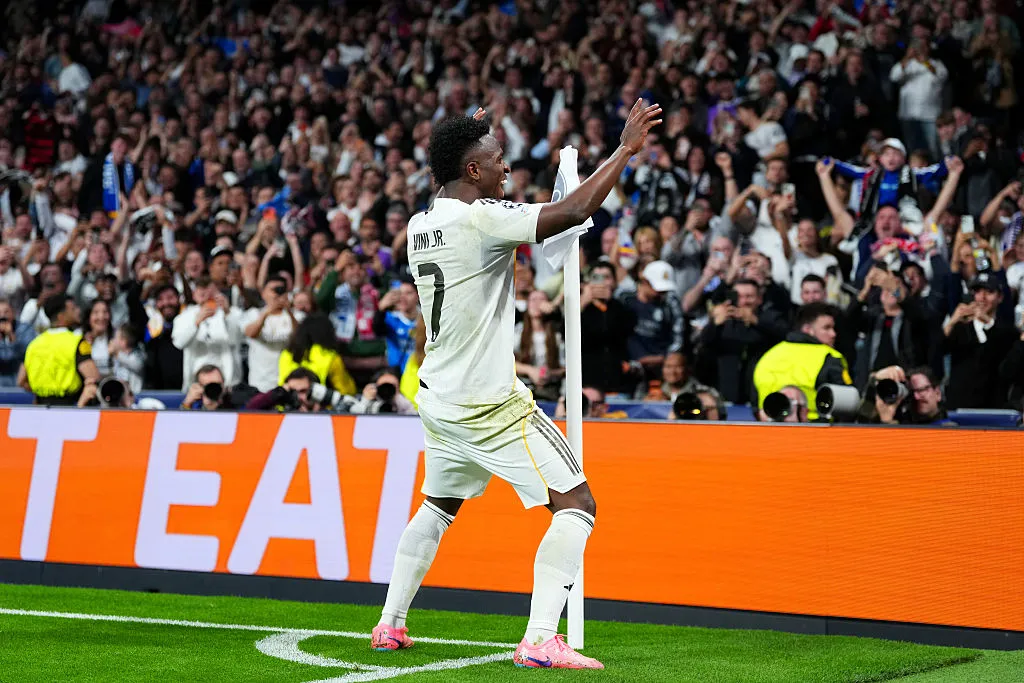 Vini Jr. comemora gol pelo Real Madrid diante da torcida do Benfica. (Photo by Angel Martinez/Getty Images)
