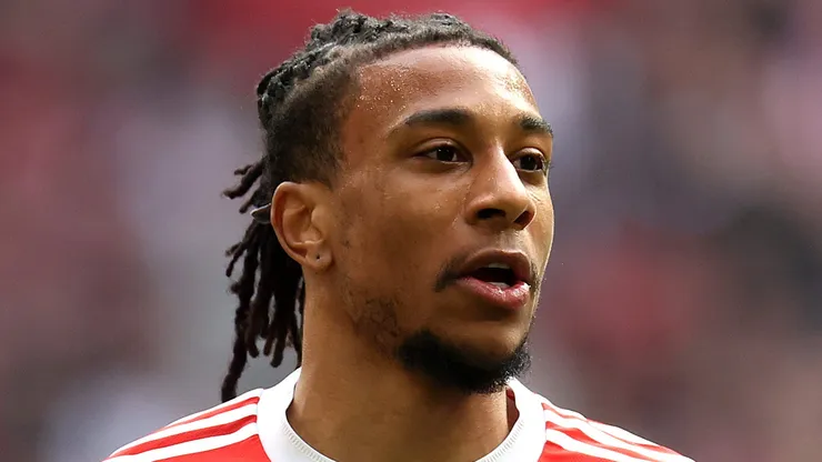 Michael Olise durante jogo do Bayern. (Photo by Alexander Hassenstein/Getty Images)