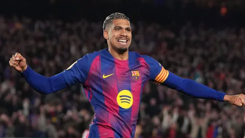 Ronald Araújo permanece como pilar da defesa do Barcelona para a próxima temporada. (Foto de Alex Caparros/Getty Images)