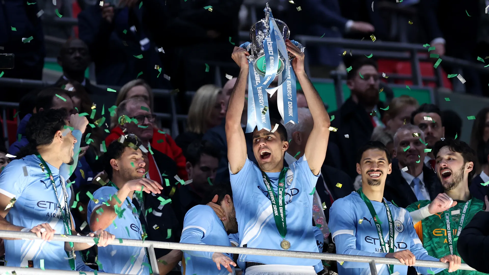 Elenco do Manchester City comemora título da Copa da Liga Inglesa