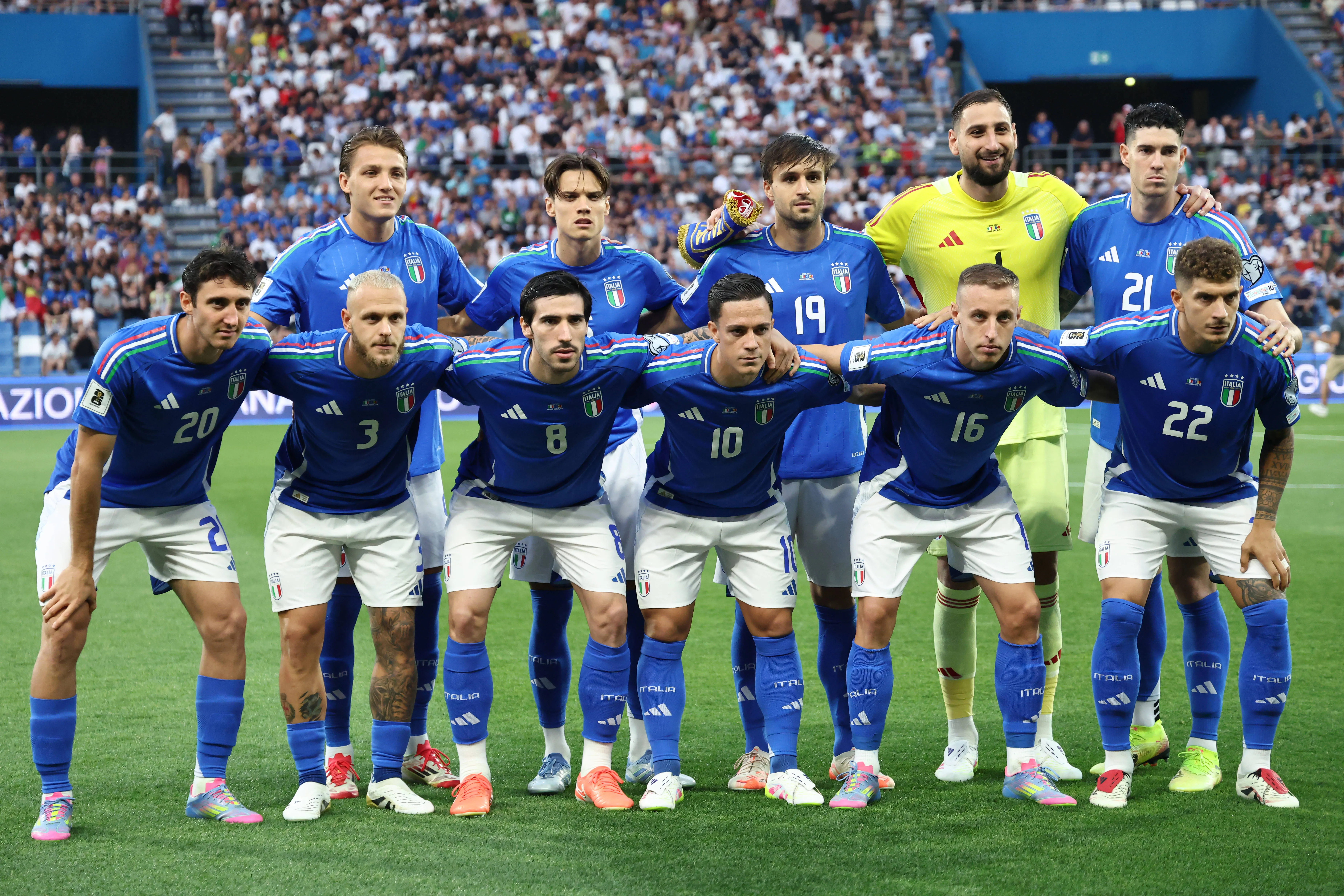 Jogadores da Itália posam para uma foto de equipe durante a partida das Eliminatórias da Copa do Mundo FIFA 2026 entre Itália e Moldávia, no estádio Città del Tricolore, em Reggio Emilia (Itália), em 9 de junho de 2025. Foto: IMAGO /&nbsp;Insidefoto (Cesare Purini)