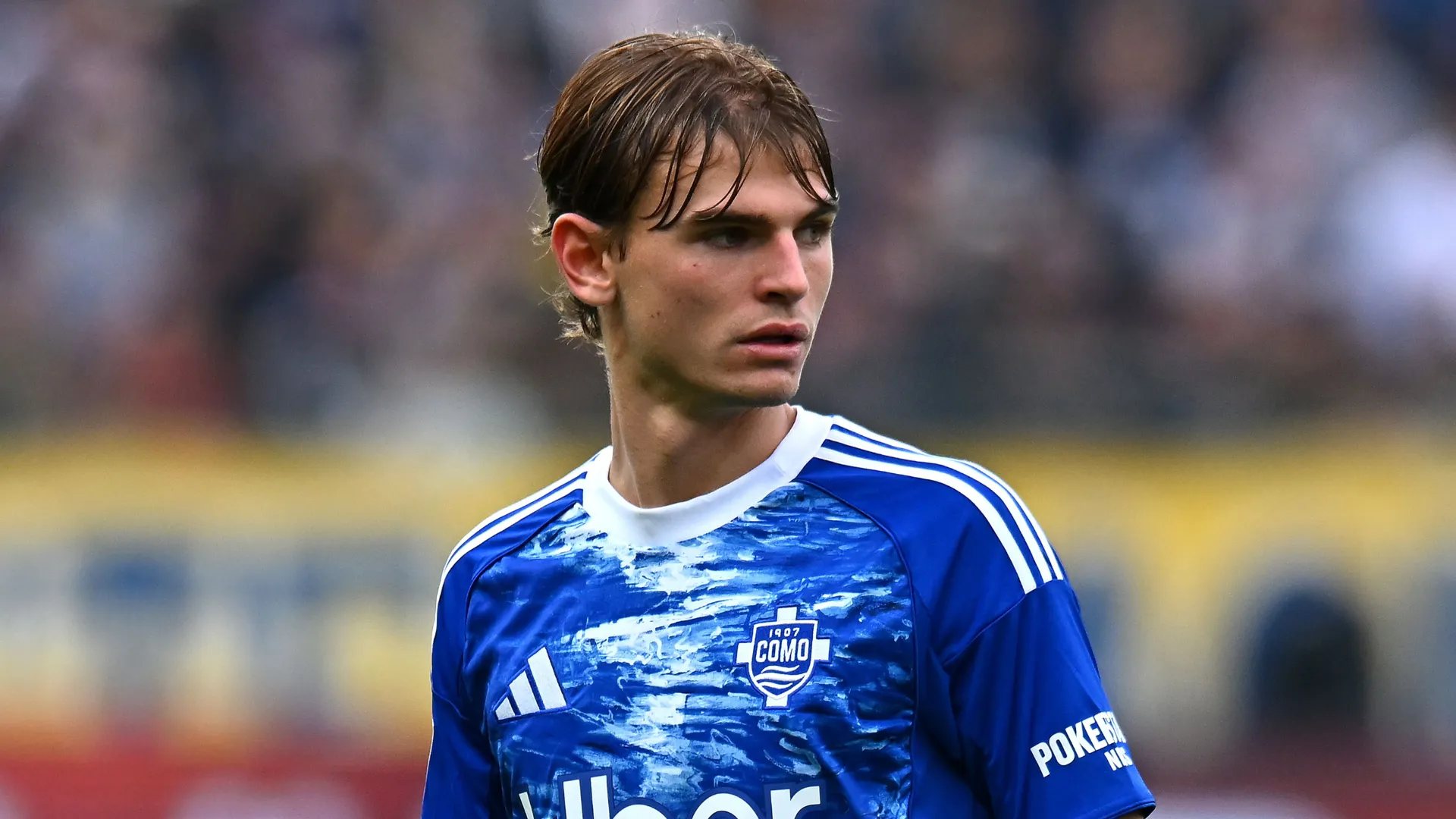 Nico Paz olha para o lado durante jogo do Como