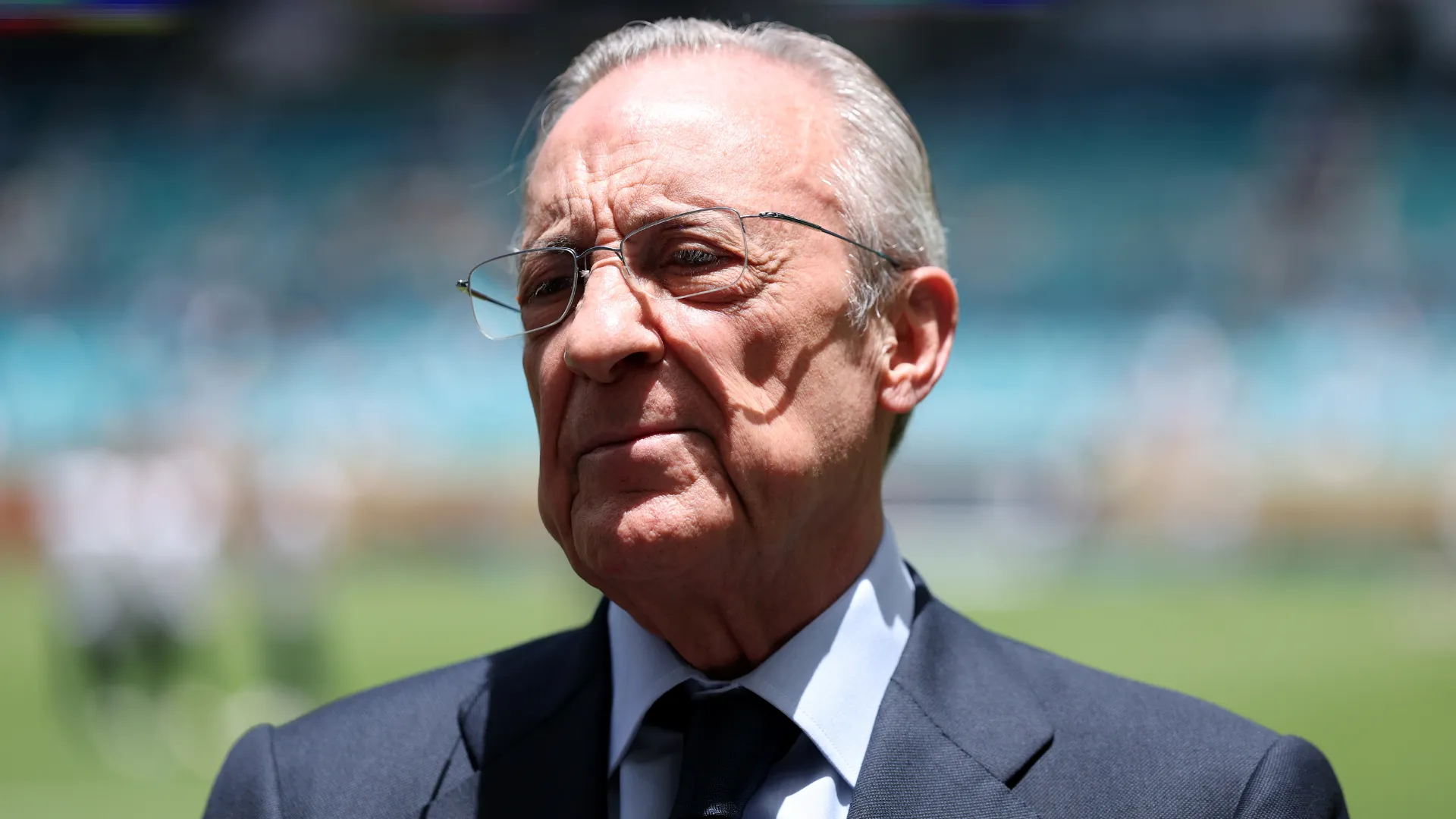 Florentino Pérez, de terno, pelo Real Madrid