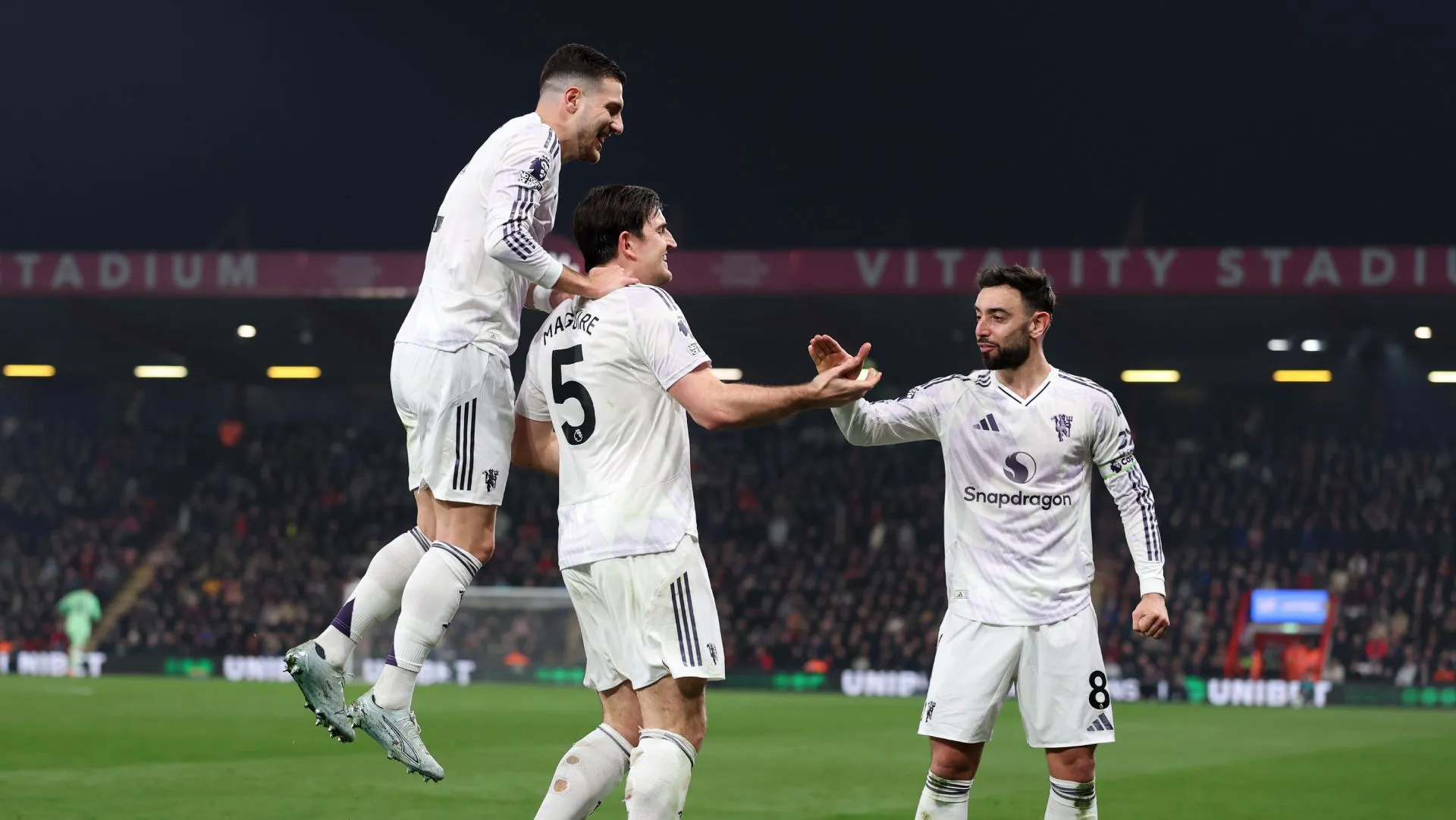 Diogo Dalot, Harry Maguire e Bruno Fernandes, do Manchester United, comemoram gol durante partida da Premier League. Foto: Ryan Pierse/Getty Images