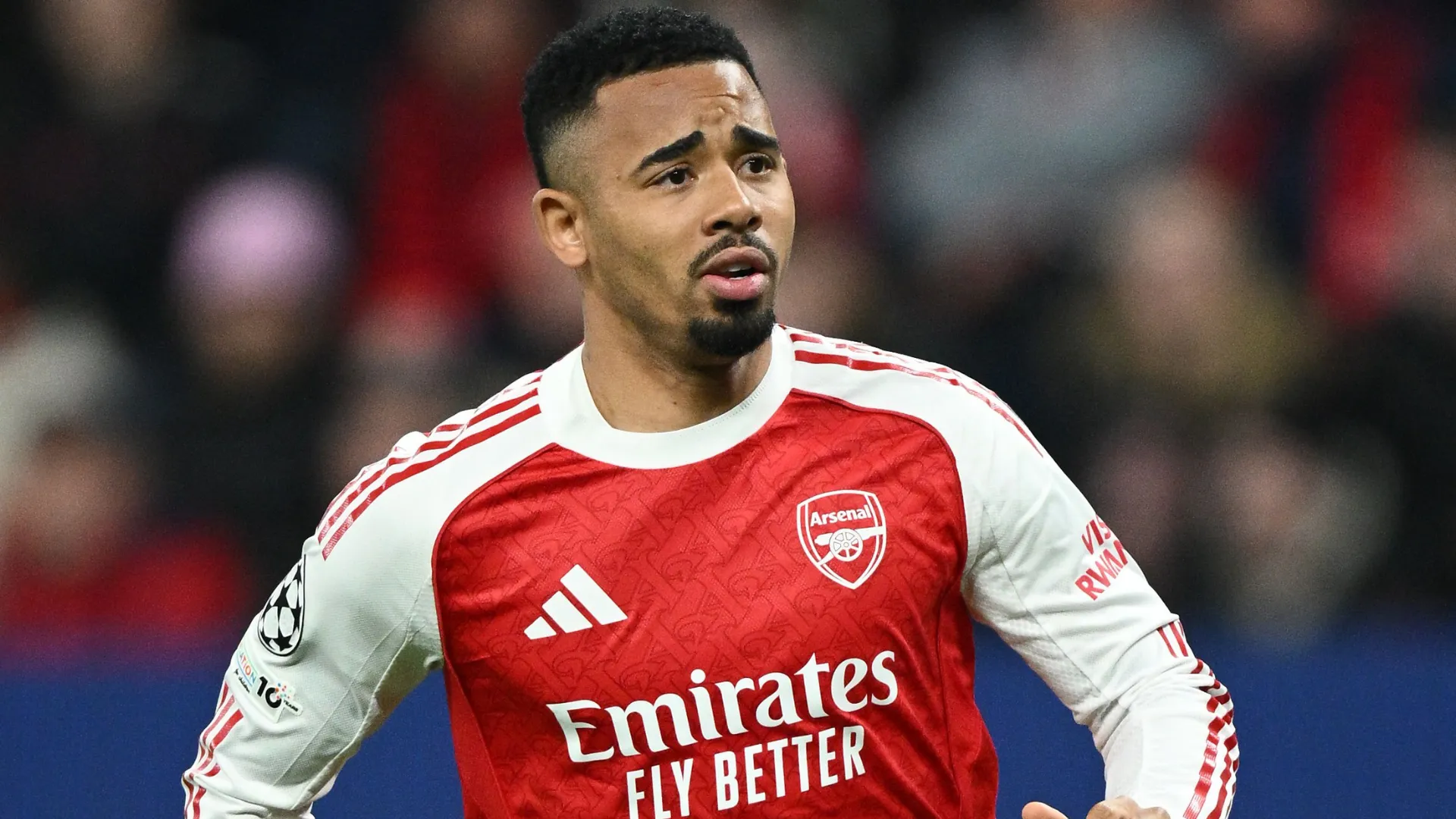 Gabriel Jesus aparece focado durante uma partida pelo Arsenal