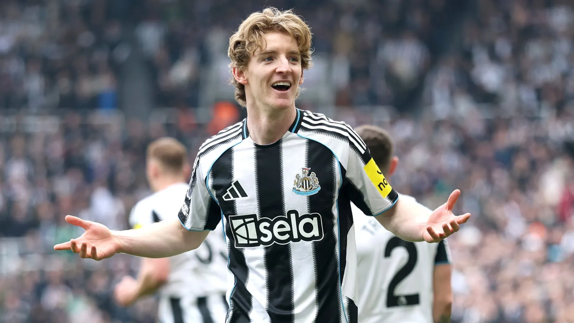 Gordon é frequentemente titular do Newcastle (foto: Carl Recine/Getty Images)